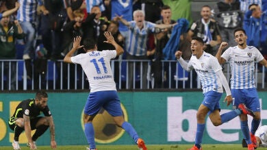 El Málaga remonta y mantiene al Sporting en puestos de descenso