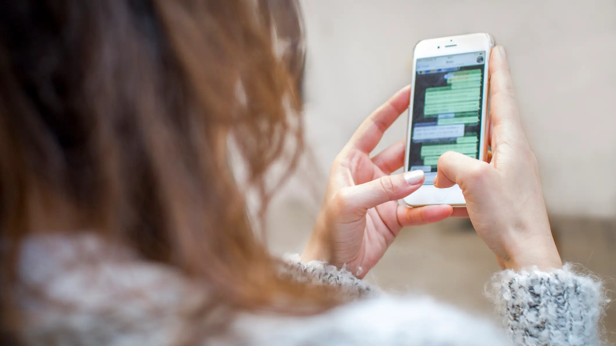 Chica consultando WhastApp Chica consultando WhastApp