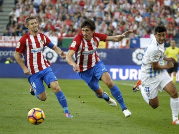Savic disputa un balón en el partido ante el Málaga