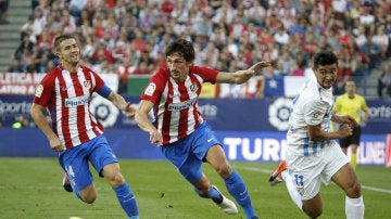 Savic disputa un balón en el partido ante el Málaga