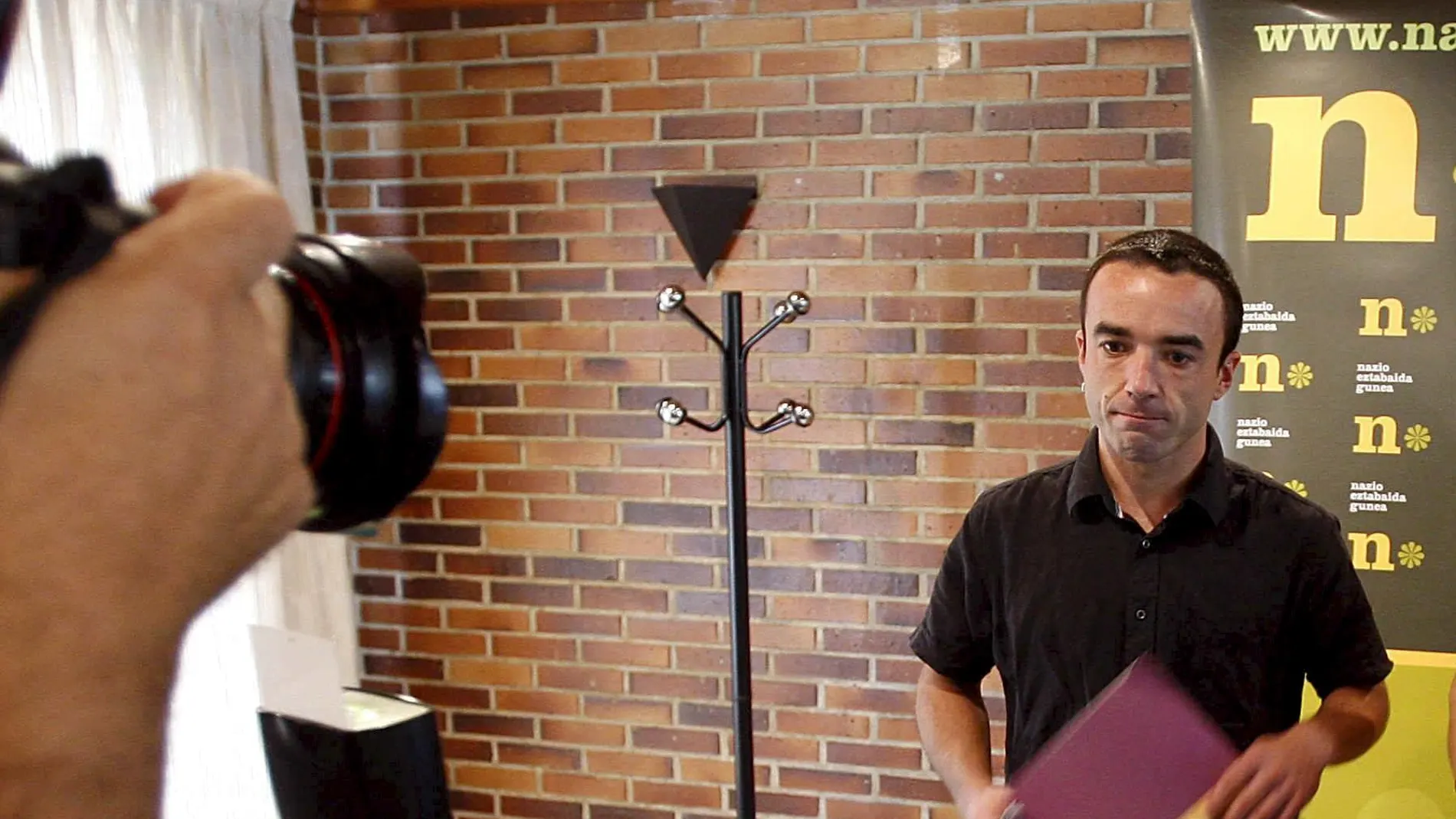 Mikel Irastorza en una rueda de prensa como representante del Foro de Debate Nacional Mikel Irastorza en una rueda de prensa como representante del Foro de Debate Nacional