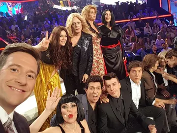 El elenco de 'Tu cara me suena' se hace un selfie en la quinta gala El elenco de 'Tu cara me suena' se hace un selfie en la quinta gala