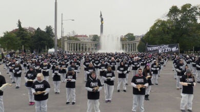 Cientos de personas protestan en Viena con 650 animales muertos contra la explotación animal