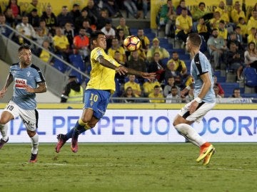 Araujo intenta controlar un balón en el partido de Las Palmas