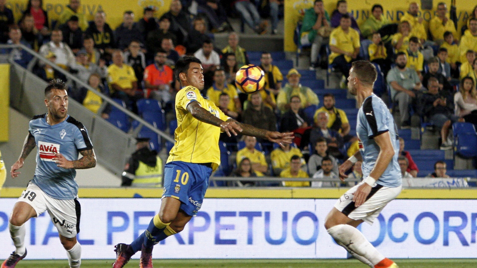 Araujo intenta controlar un bal&oacute;n en el partido de Las Palmas