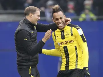 Aubameyang celebra el primer gol con su entrenador y zanja la polémica Aubameyang celebra el primer gol con su entrenador y zanja la polémica