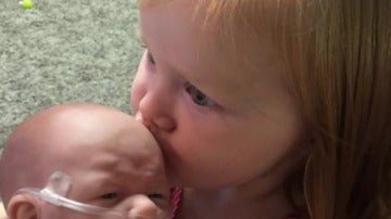 Una niña con el muñeco que imita a su hermano enfermo