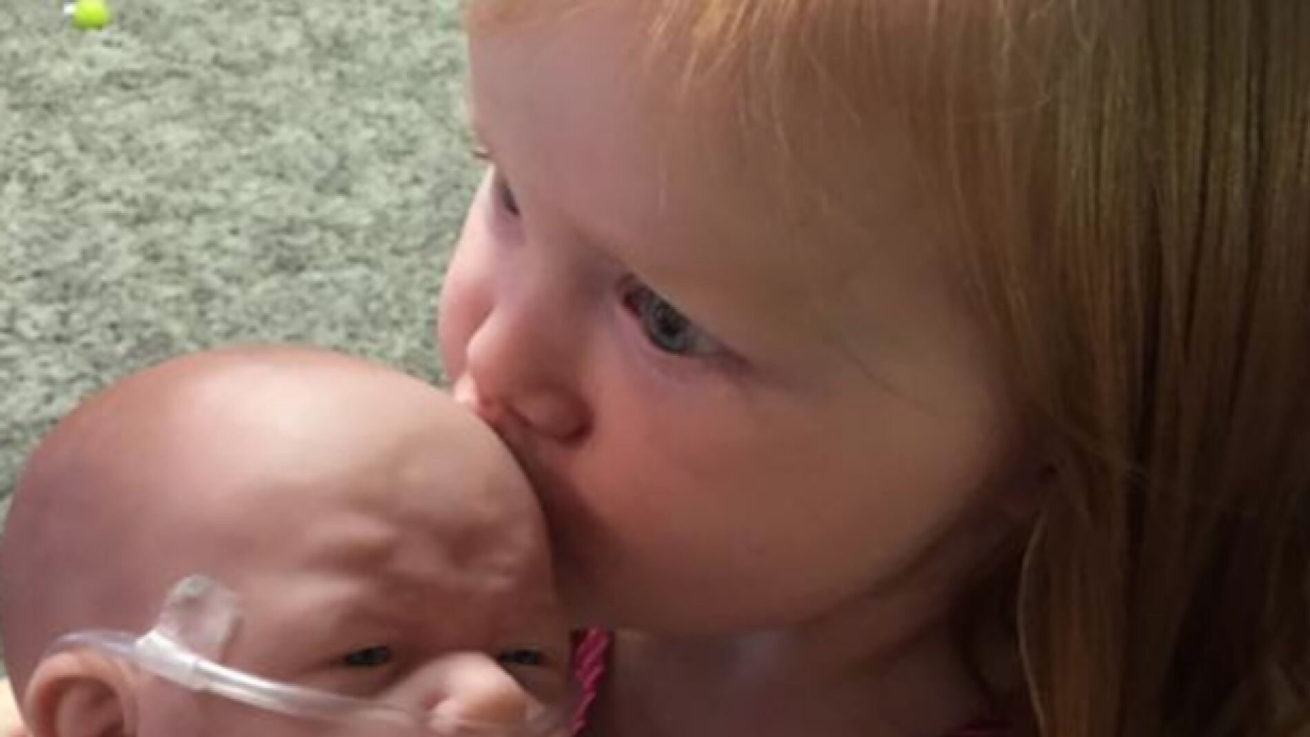 Una ni&ntilde;a con el mu&ntilde;eco que imita a su hermano enfermo