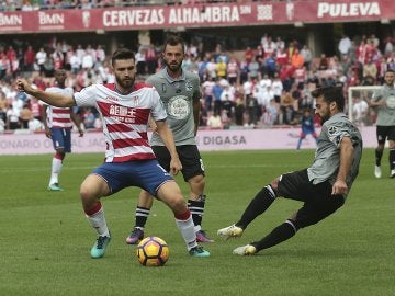 Juan Toral se lleva el balón en el Granada - Deportivo