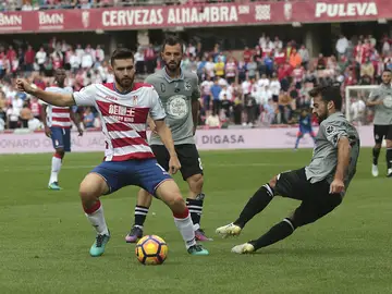 Juan Toral se lleva el balón en el Granada - Deportivo Juan Toral se lleva el balón en el Granada - Deportivo