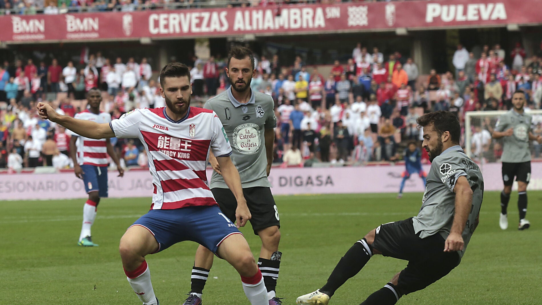 Juan Toral se lleva el bal&oacute;n en el Granada - Deportivo