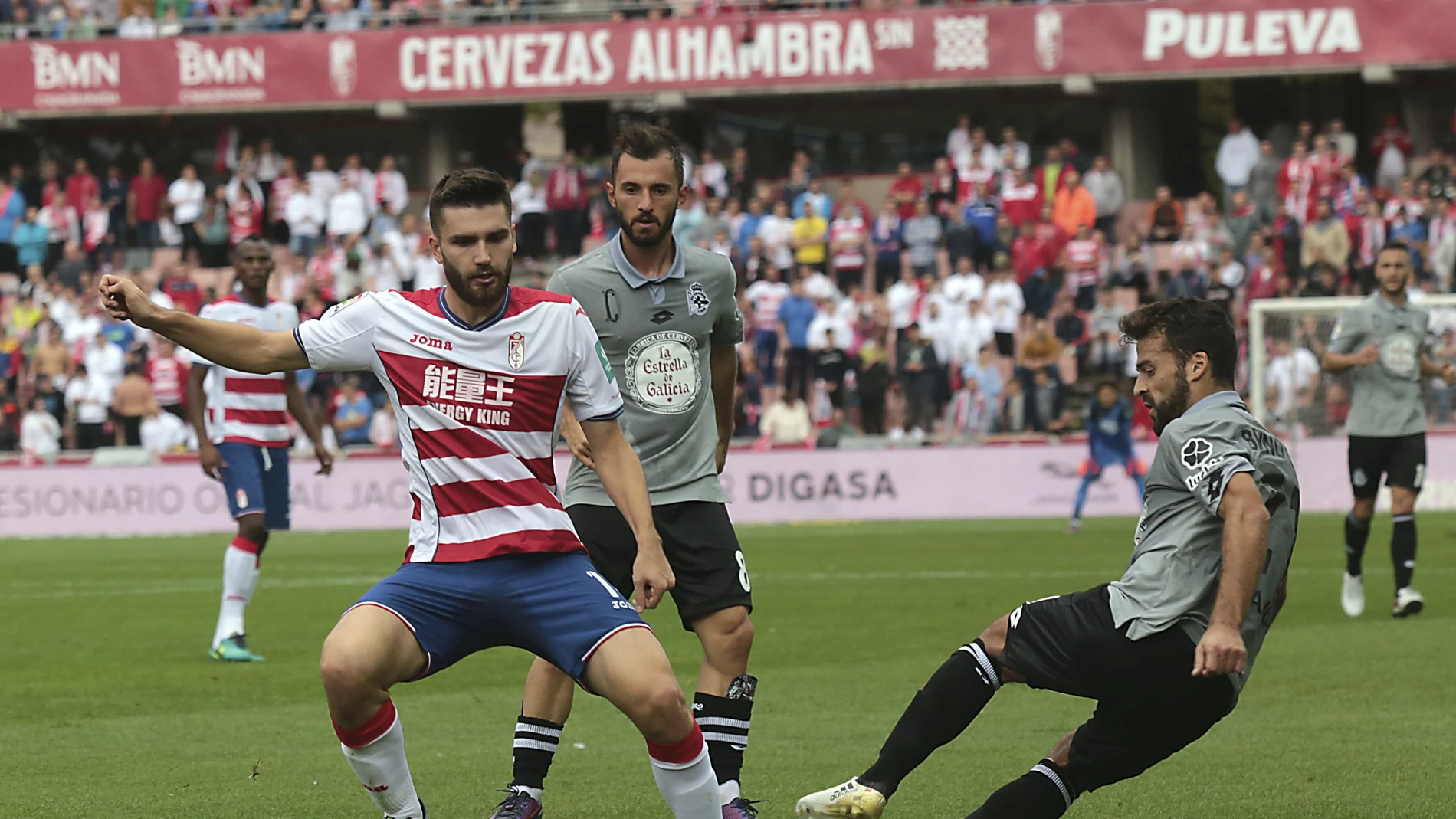 Juan Toral se lleva el balón en el Granada - Deportivo Juan Toral se lleva el balón en el Granada - Deportivo