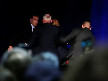 Los servicios secretos sacan del escenario a Donald Trump Los servicios secretos sacan del escenario a Donald Trump