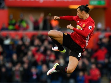 Ibrahimovic celebra un gol