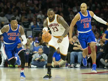 LeBron James, ante los 76ers LeBron James, ante los 76ers
