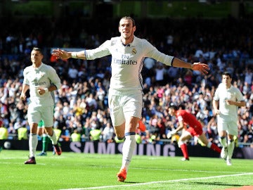 Gareth Bale celebra uno de sus goles en el Santiago Bernabéu