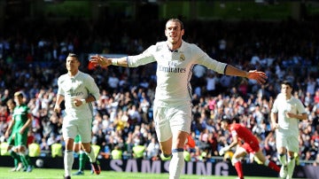 Gareth Bale celebra uno de sus goles en el Santiago Bernabéu