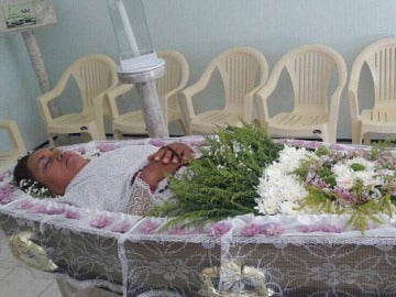 Una brasileña celebra su propio funeral