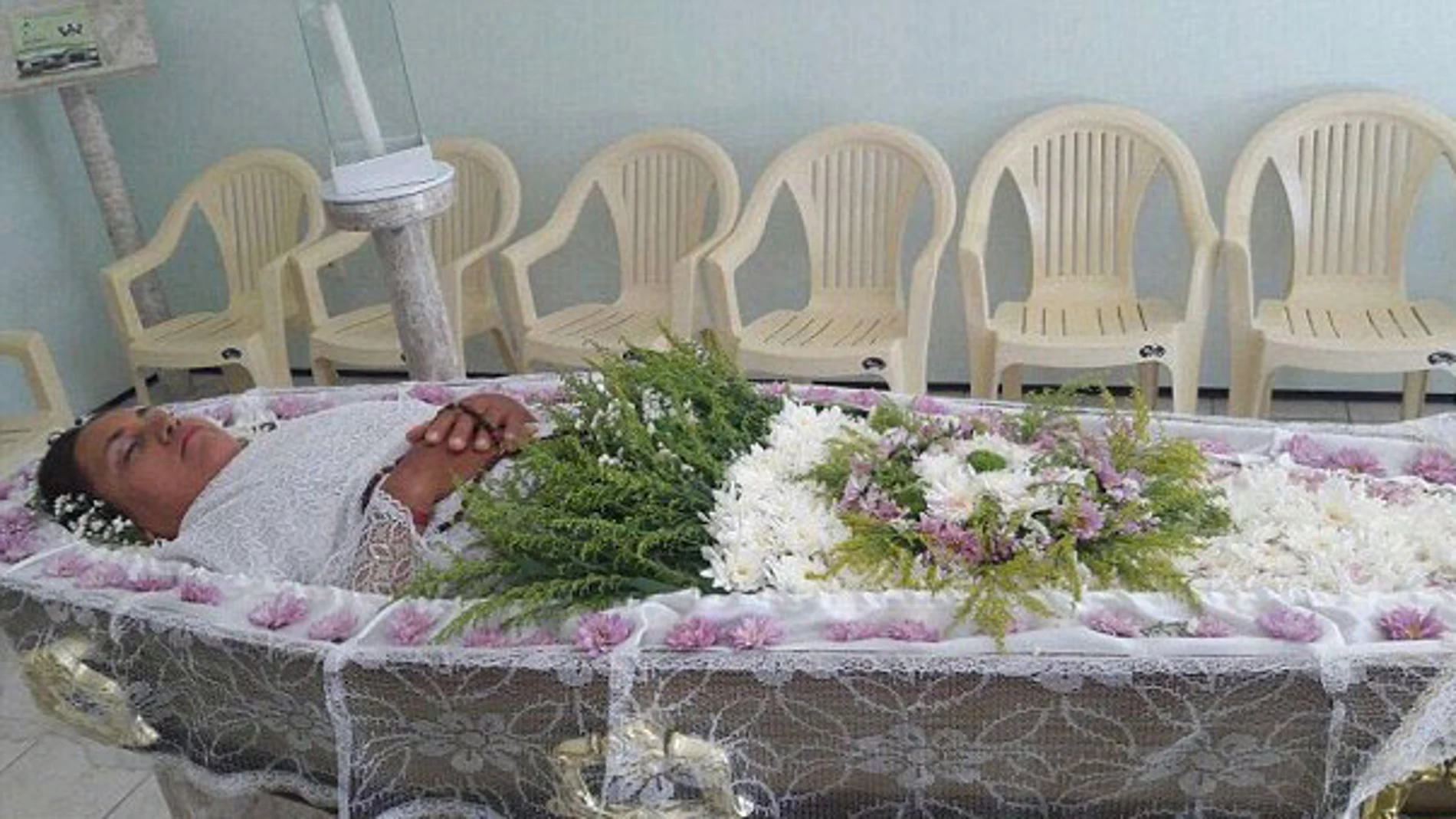 Una brasileña celebra su propio funeral