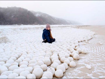 Extrañas bolas de nieve en una playa de Siberia