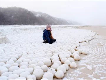 Extrañas bolas de nieve en una playa de Siberia Extrañas bolas de nieve en una playa de Siberia