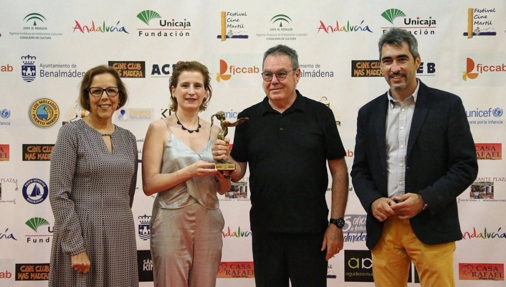 El equipo de 'Allí abajo' recoge el premio a mejor serie 2016 en el Festival de Cine de Benalmádena