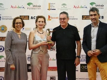 El equipo de 'Allí abajo' recoge el premio a mejor serie 2016 en el Festival de Cine de Benalmádena