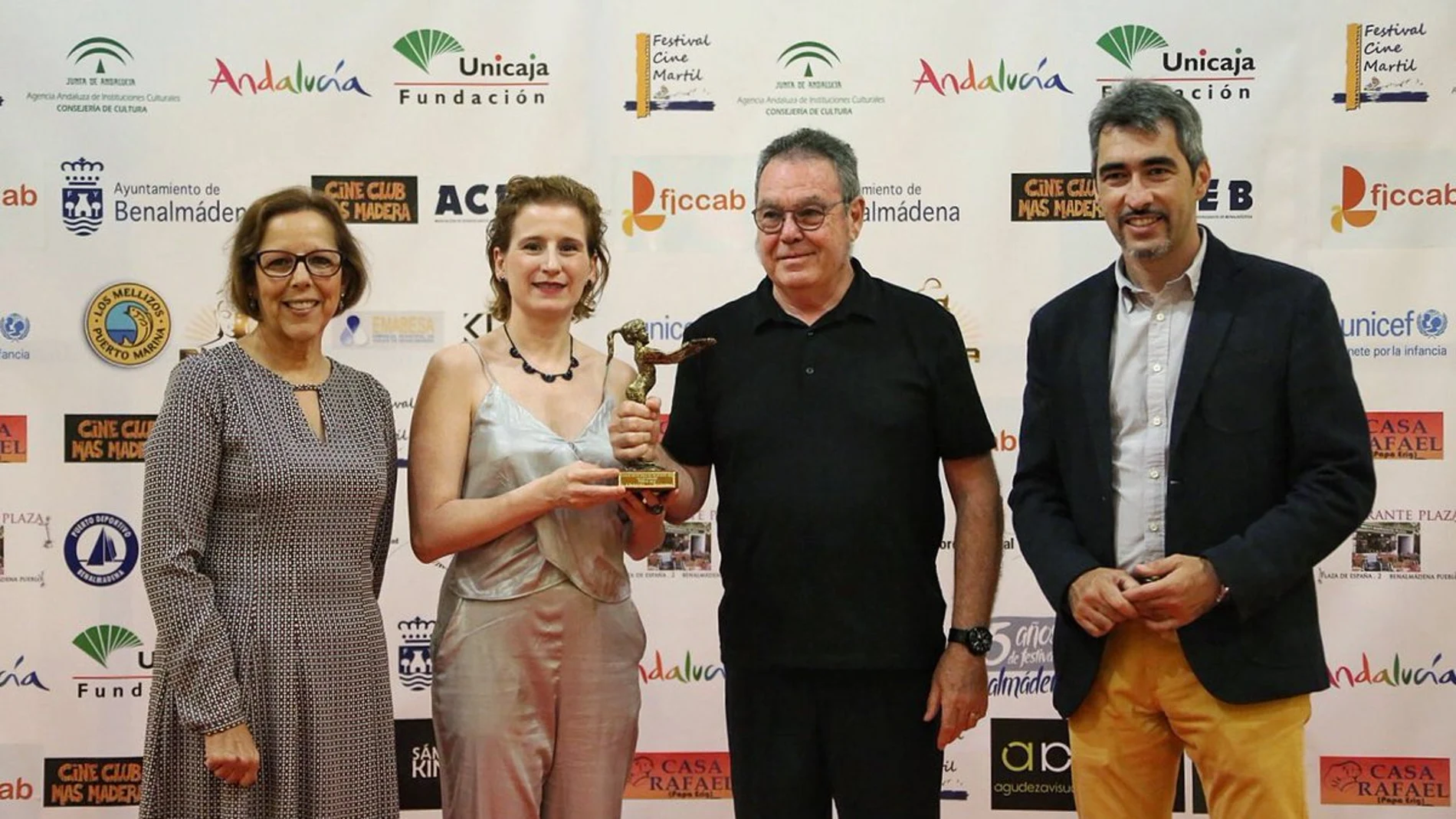 El equipo de 'Allí abajo' recoge el premio a mejor serie 2016 en el Festival de Cine de Benalmádena
