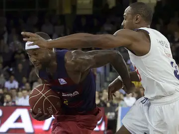 Tyrese Rice penetra a canasta ante la defensa de Draper Tyrese Rice penetra a canasta ante la defensa de Draper