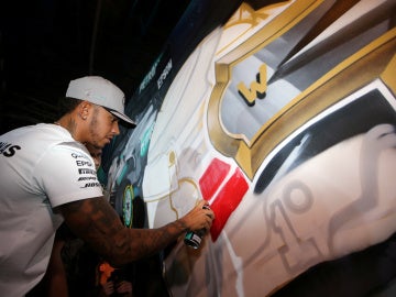 Lewis Hamilton completa el grafiti creado en su honor en Sao Paulo