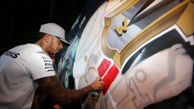 Hamilton remata un grafiti creado en su honor en Sao Paulo