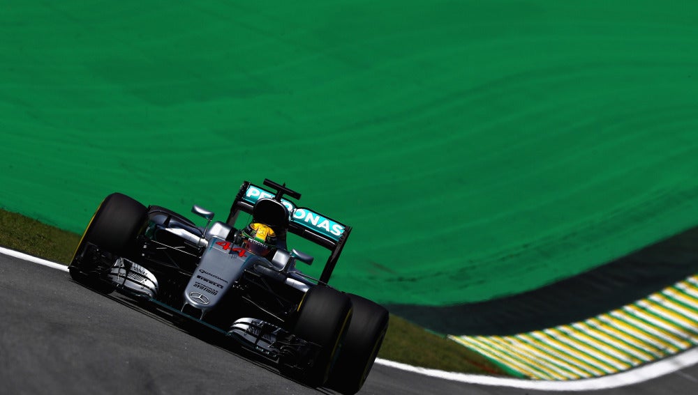 Lewis Hamilton, rodando en Interlagos