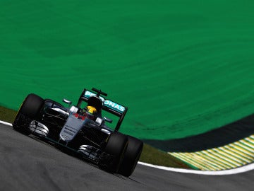 Lewis Hamilton, rodando en Interlagos