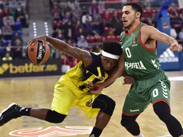 Bobby Dixon intenta entrar a canasta ante la defensa de Shane Larkin Bobby Dixon intenta entrar a canasta ante la defensa de Shane Larkin