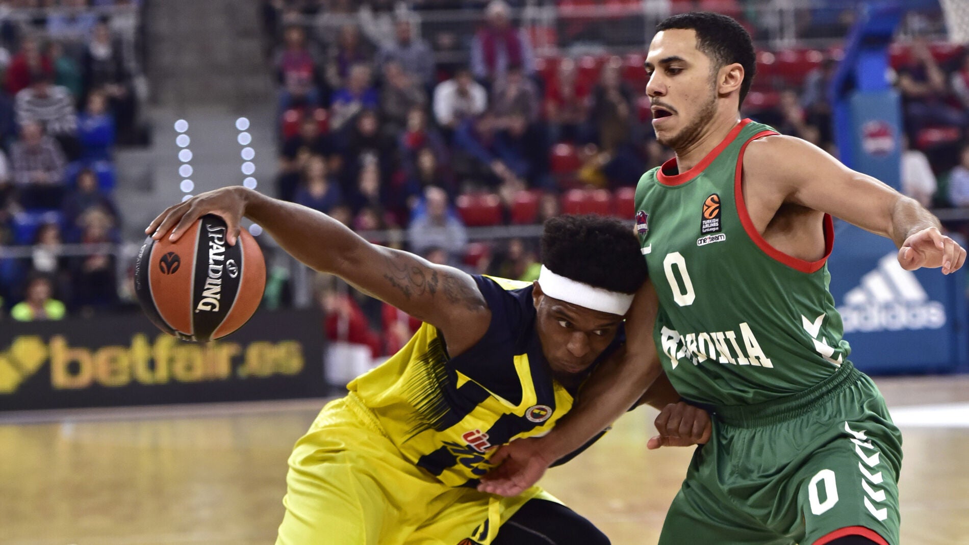 Bobby Dixon intenta entrar a canasta ante la defensa de Shane Larkin