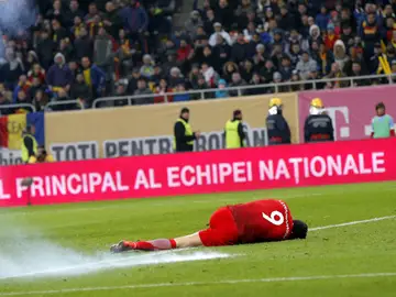 Lewandowski, en el suelo tras estar cerca de recibir un petardazo Lewandowski, en el suelo tras estar cerca de recibir un petardazo