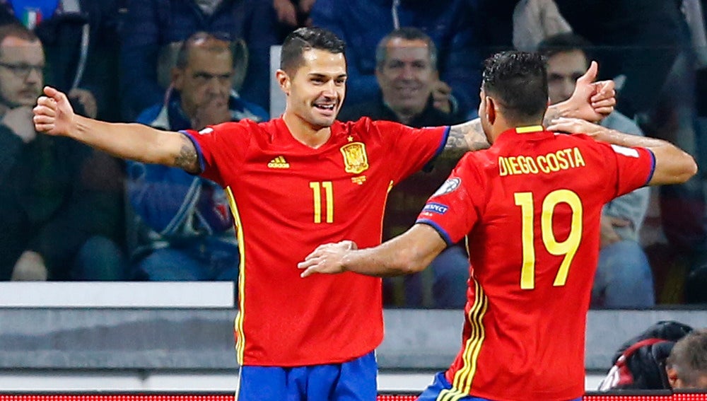 Vitolo celebrando un gol con la selección
