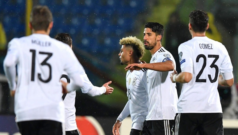 Los jugadores de Alemania celebran uno de los ocho goles anotados ante San Marino