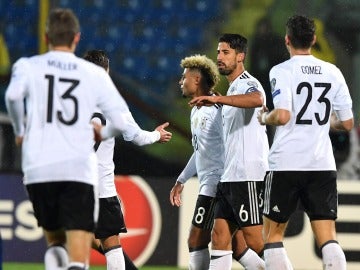 Los jugadores de Alemania celebran uno de los ocho goles anotados ante San Marino