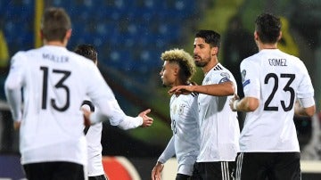 Los jugadores de Alemania celebran uno de los ocho goles anotados ante San Marino