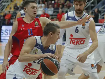 Jaycee Carroll intenta entrar a canasta ante la defensa del CSKA Jaycee Carroll intenta entrar a canasta ante la defensa del CSKA