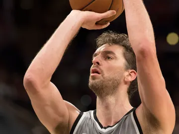 Pau Gasol lanza un tiro libre Pau Gasol lanza un tiro libre