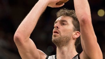 Pau Gasol lanza un tiro libre