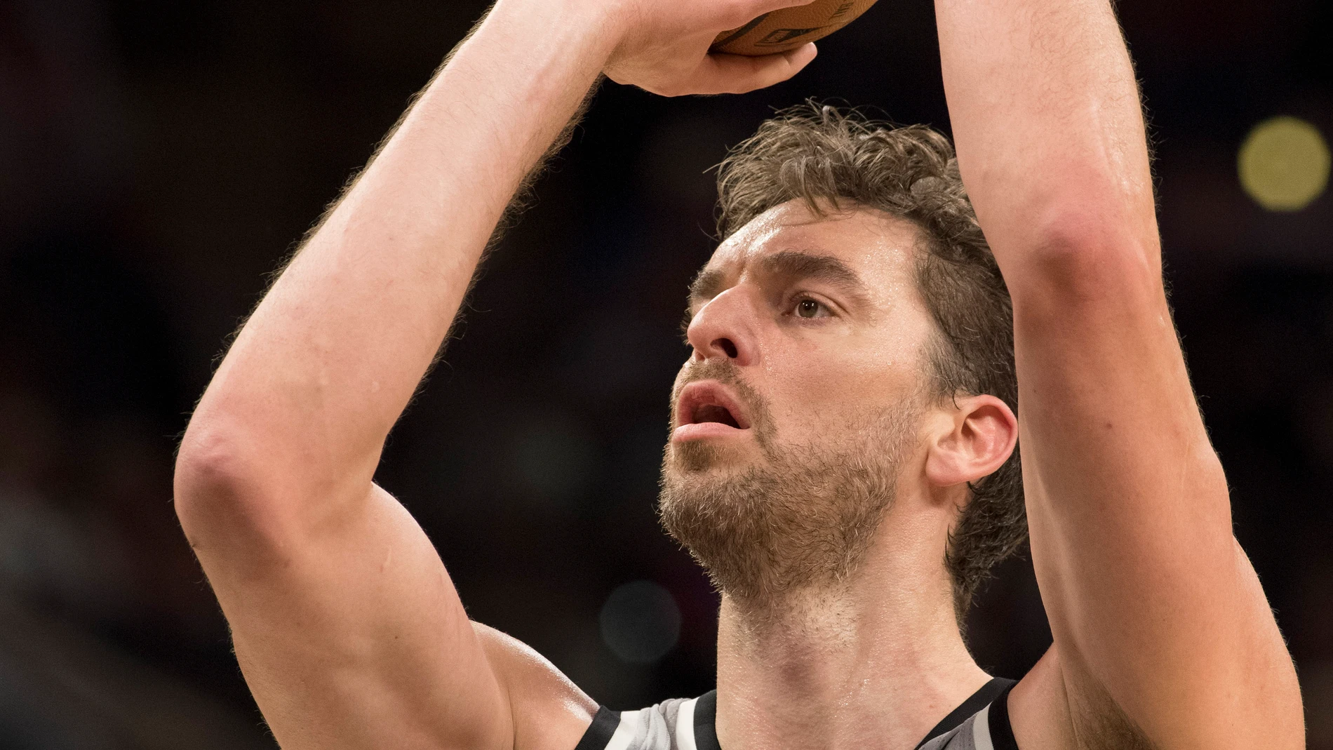 Pau Gasol lanza un tiro libre Pau Gasol lanza un tiro libre