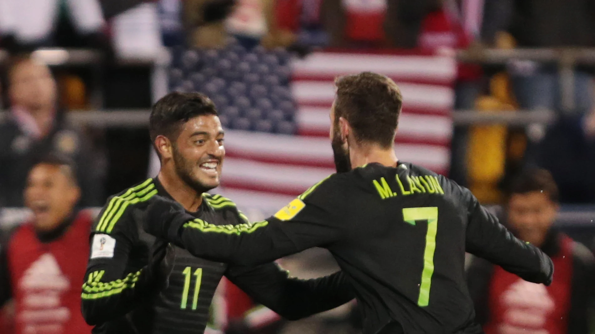 Carlos Vela y Layun celebran uno de los goles de México Carlos Vela y Layun celebran uno de los goles de México