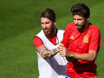 Sergio Ramos y Piqué, durante un entrenamiento de la Selección