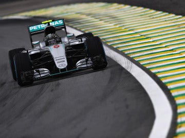 Nico Rosberg, rodando por la pista de Interlagos