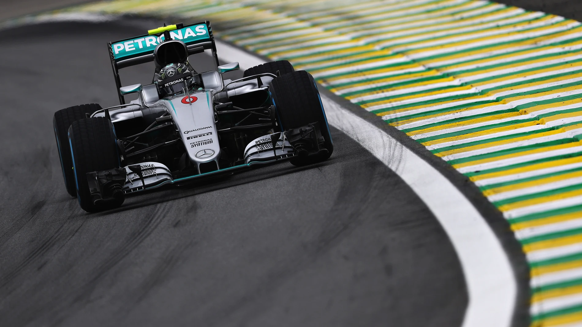 Nico Rosberg, rodando por la pista de Interlagos
