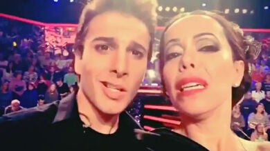 Blas Cantó y Beatriz Luengo interpretan 'La mordidita' como Isabel Pantoja y Ricky Martin