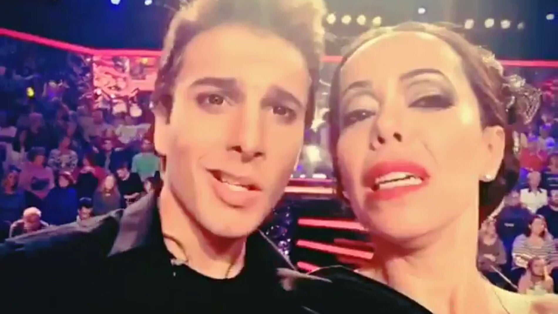 Blas Cant&oacute; y Beatriz Luengo interpretan 'La mordidita' como Isabel Pantoja y Ricky Martin